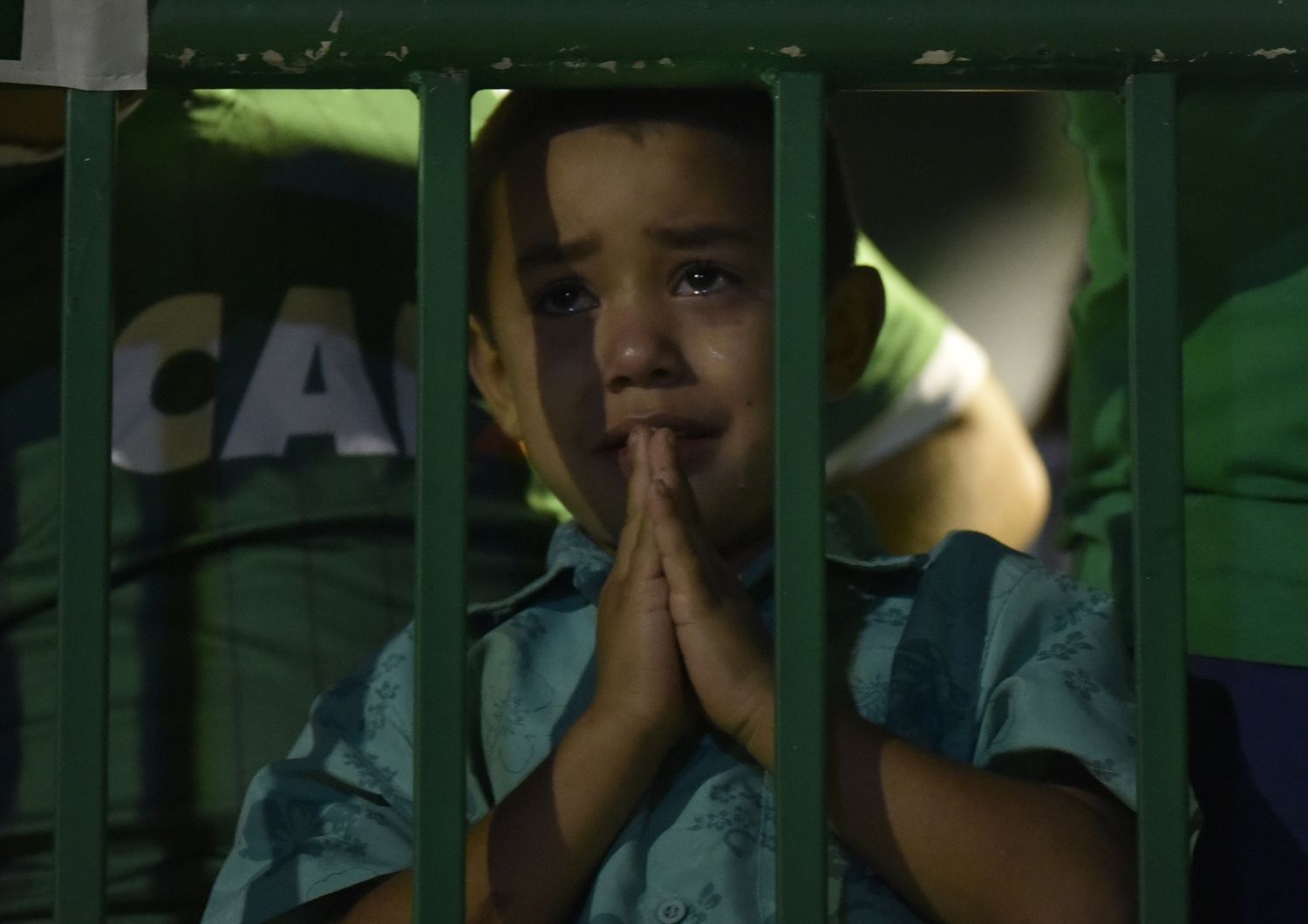 Il pianto di un bambino per la morte della squadra del  Chapecoense precipitata con un aereo (Afp)&nbsp;