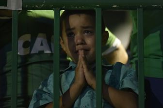 Il pianto di un bambino per la morte della squadra del  Chapecoense precipitata con un aereo (Afp)&nbsp;