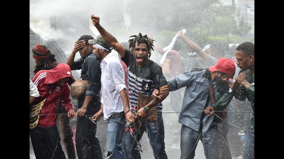 Studenti universitari protestano contro il dominio indonesiano nella regione&nbsp;orientale di Papua (Foto Afp)