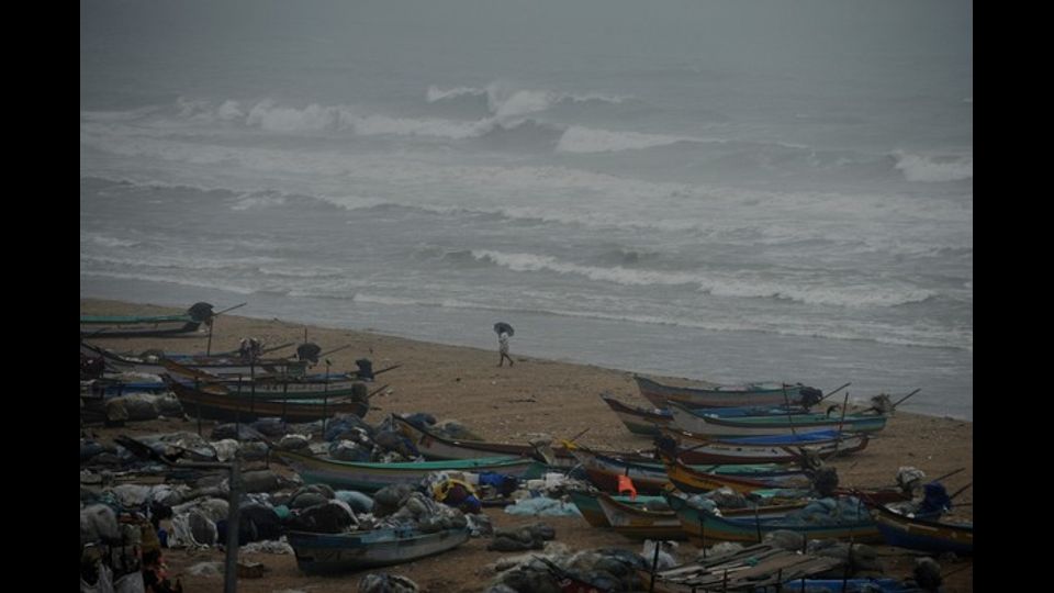 In attesa del ciclone tropicale 'Nada'. Le onde si infrangono sulla&nbsp;spiaggia di Chennai nel golfo del Bengala(Foto Afp)