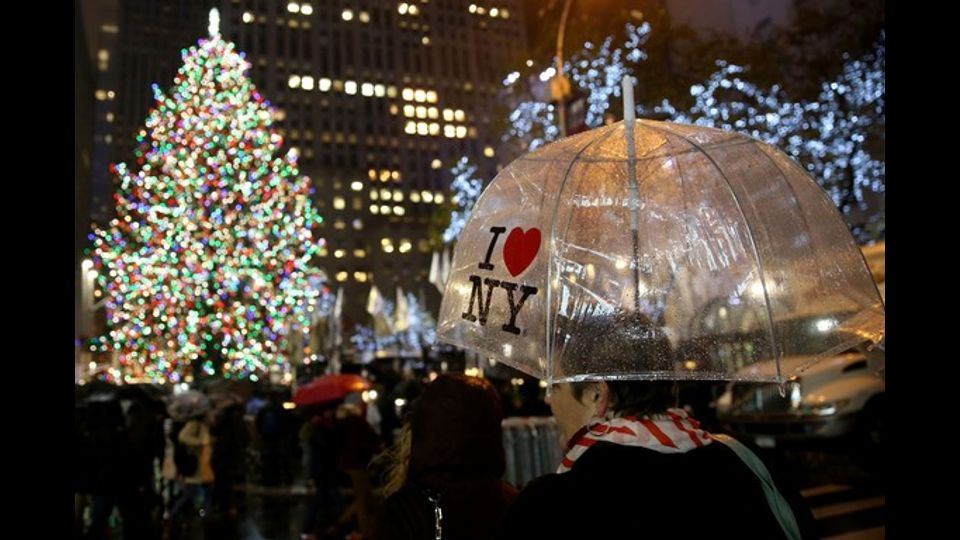 &nbsp;L'attesa sotto la pioggia per la cerimonia dell'albero di Natale, &quot;Rockefeller&nbsp;Center Christmas Tree&quot;, a New York City (foto Afp)