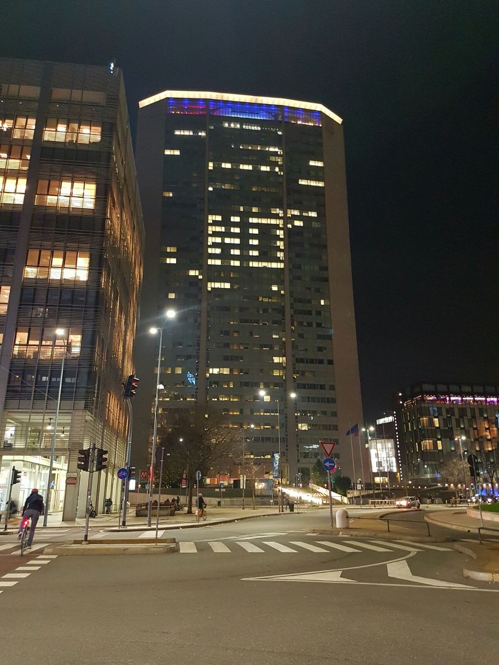 Per un'ora la scritta 'NO', evidente riferimento al quesito referendario, ha illuminato il Pirellone, sede del Consiglio regionale lombardo, a Milano. Un 'blitz' di Lega e Forza Italia, anche se consiglieri dei due gruppi ufficialmente smentiscono. La scritta &egrave; comparsa poco dopo le 19, poi le luci sono state fatte spegnere dal presidente del Consiglio regionale lombardo, Raffaele Cattaneo (foto da Federica Valenti, Agi)