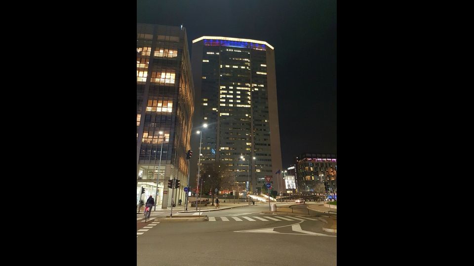 Per un'ora la scritta 'NO', evidente riferimento al quesito referendario, ha illuminato il Pirellone, sede del Consiglio regionale lombardo, a Milano. Un 'blitz' di Lega e Forza Italia, anche se consiglieri dei due gruppi ufficialmente smentiscono. La scritta &egrave; comparsa poco dopo le 19, poi le luci sono state fatte spegnere dal presidente del Consiglio regionale lombardo, Raffaele Cattaneo (foto da Federica Valenti, Agi)