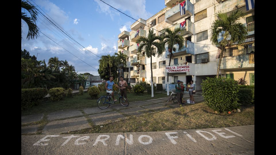 Gli isolani lungo le strade dell'isola partecipano all'ultimo saluto dell'icona comunista. Castro &egrave; morto a 90 anni il 25 novembre 2016 (Afp)