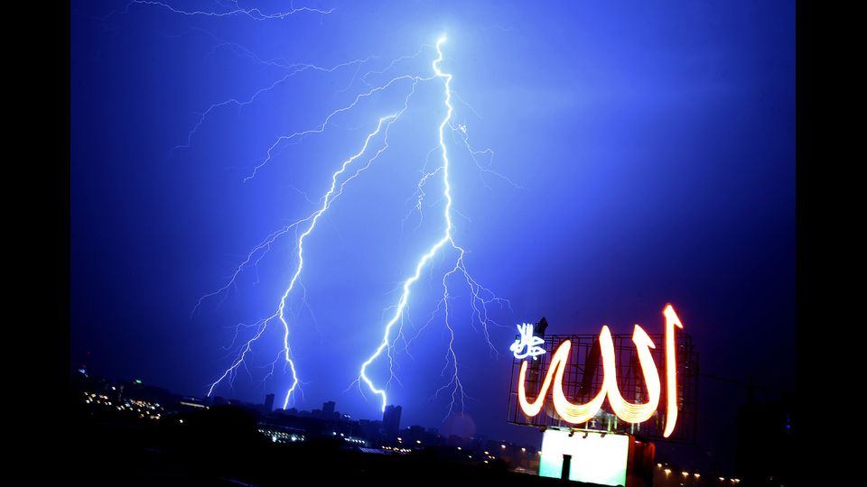Fulmini nel cielo di Kuwait City (foto Afp)