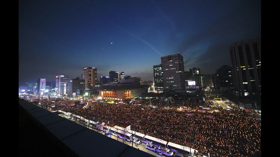Manifestazione per le dimissioni della presidente Park Geung-Hye, Corea del Sud (foto Afp)