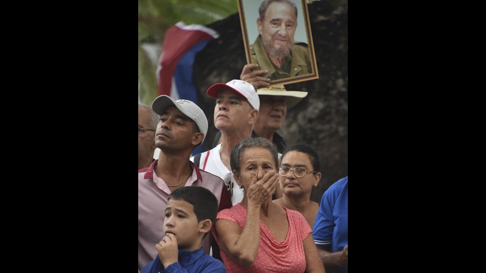 L'ultimo saluto al lider maximo prima della sepoltura a Santiago de Cuba (foto Afp)&nbsp;&nbsp;