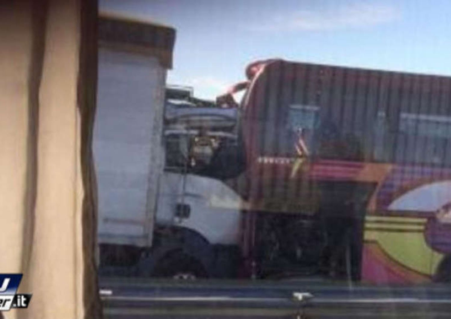 Camion tampona pullman scolaresca sull'A4, 35 feriti lievi - Video