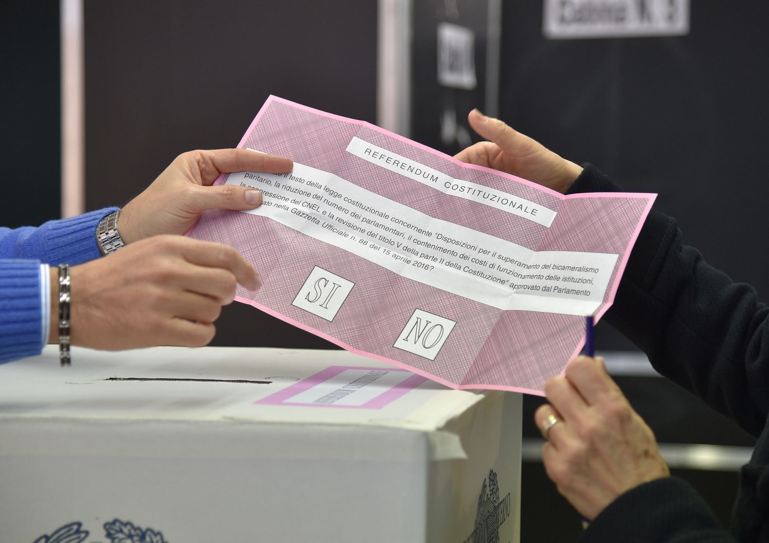 Referendum costituzionale seggi schede (Afp)