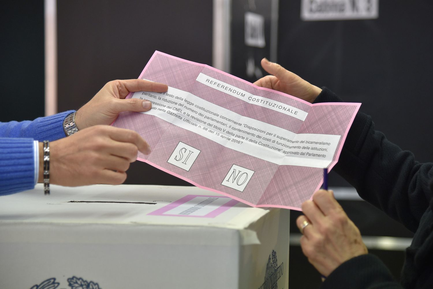 Referendum costituzionale seggi schede (Afp)