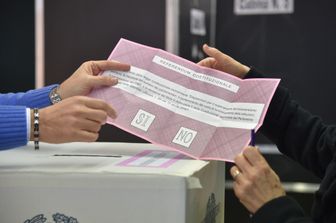 Referendum costituzionale seggi schede (Afp)
