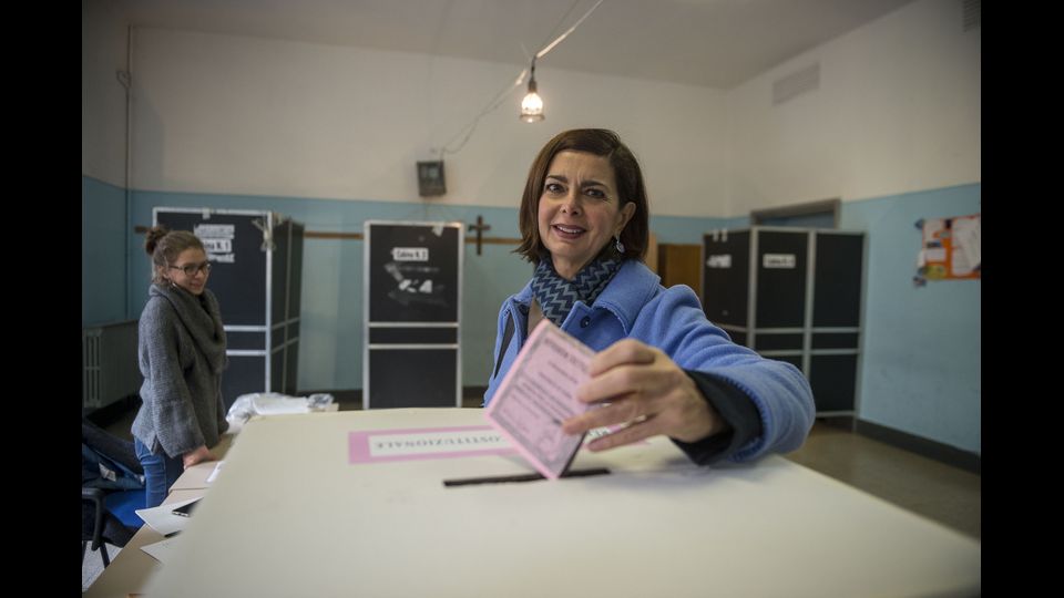 Il voto della presidente della Camera, Laura Boldrini, presso il liceo Virgilio di Roma (Agf)