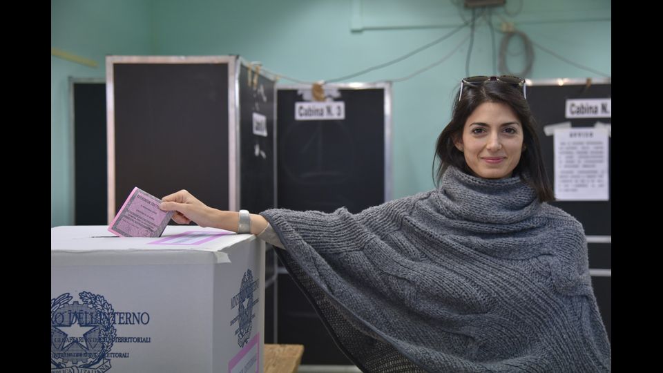 La sindaca di Roma, Virginia Raggi, durante il voto per il referendum costituzionale (Afp)