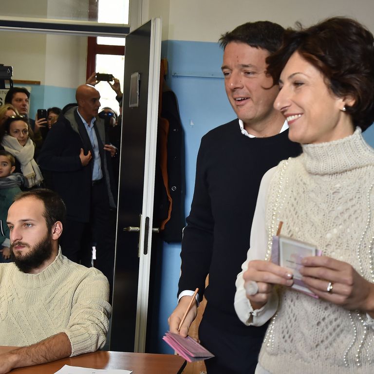 Il voto del premier, Matteo Renzi, e sua moglie Agnese Landini, in un seggio elettorale a Firenze (foto Afp)