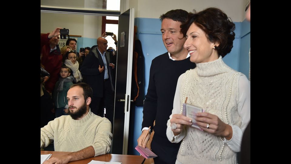 Il voto del premier, Matteo Renzi, e sua moglie Agnese Landini, in un seggio elettorale a Firenze (foto Afp)