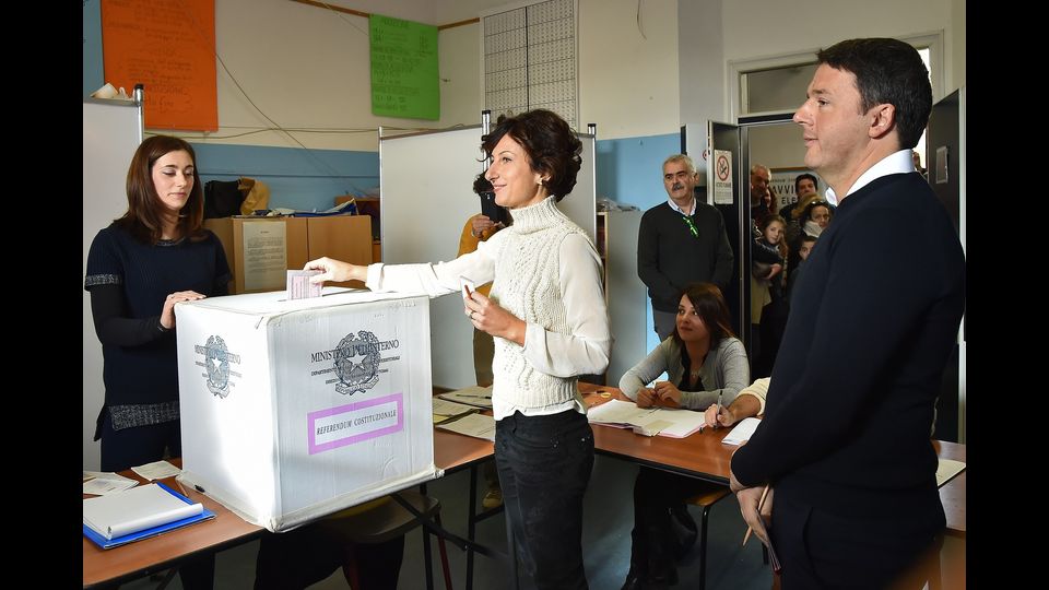 Il voto del premier Matteo Renzi, e sua moglie Agnese Landini, in un seggio elettorale a Firenze (Afp)