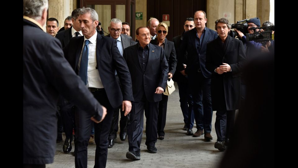 Il voto di Silvio Berlusconi, al Liceo Visconti di Roma, per il referendum costituzionale (Afp)