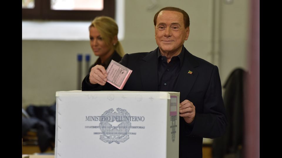 Il voto di Silvio Berlusconi al Liceo Visconti di Roma (Afp)