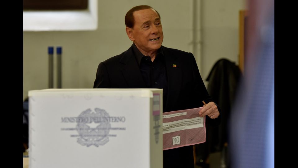 Il voto di Silvio Berlusconi, al Liceo Visconti di Roma, per il referendum costituzionale (Afp)