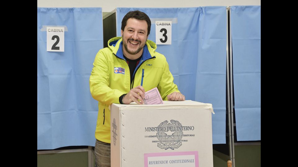 Il voto del segretario della Lega Nord, Matteo Salvini, a Milano (Agf)