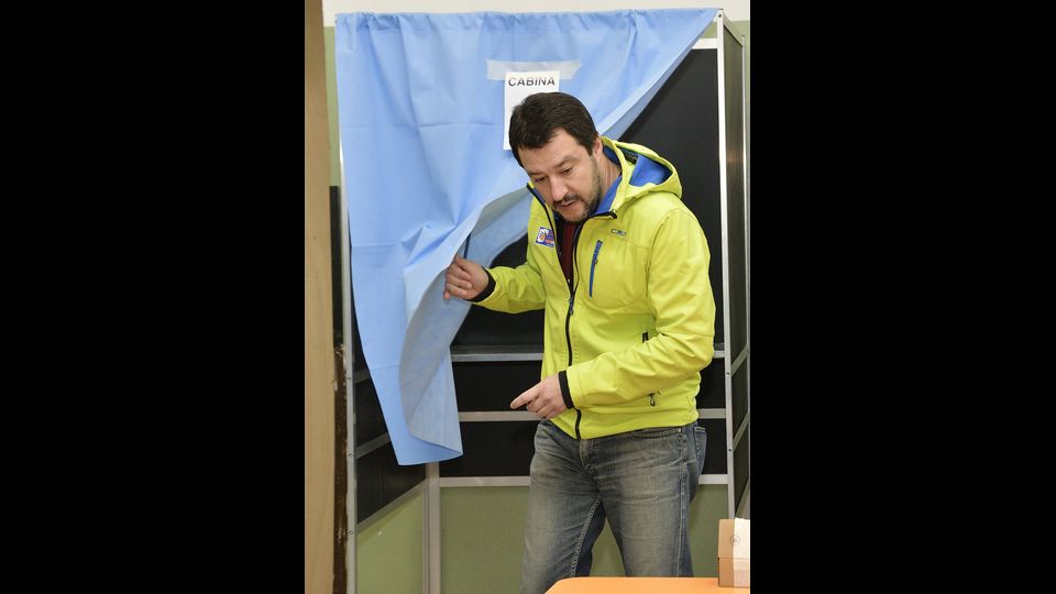 Il voto del segretario della Lega Nord, Matteo Salvini, a Milano (Agf)