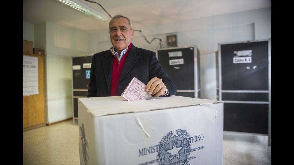 Il voto del presidente del Senato, Pietro Grasso (Agf)
