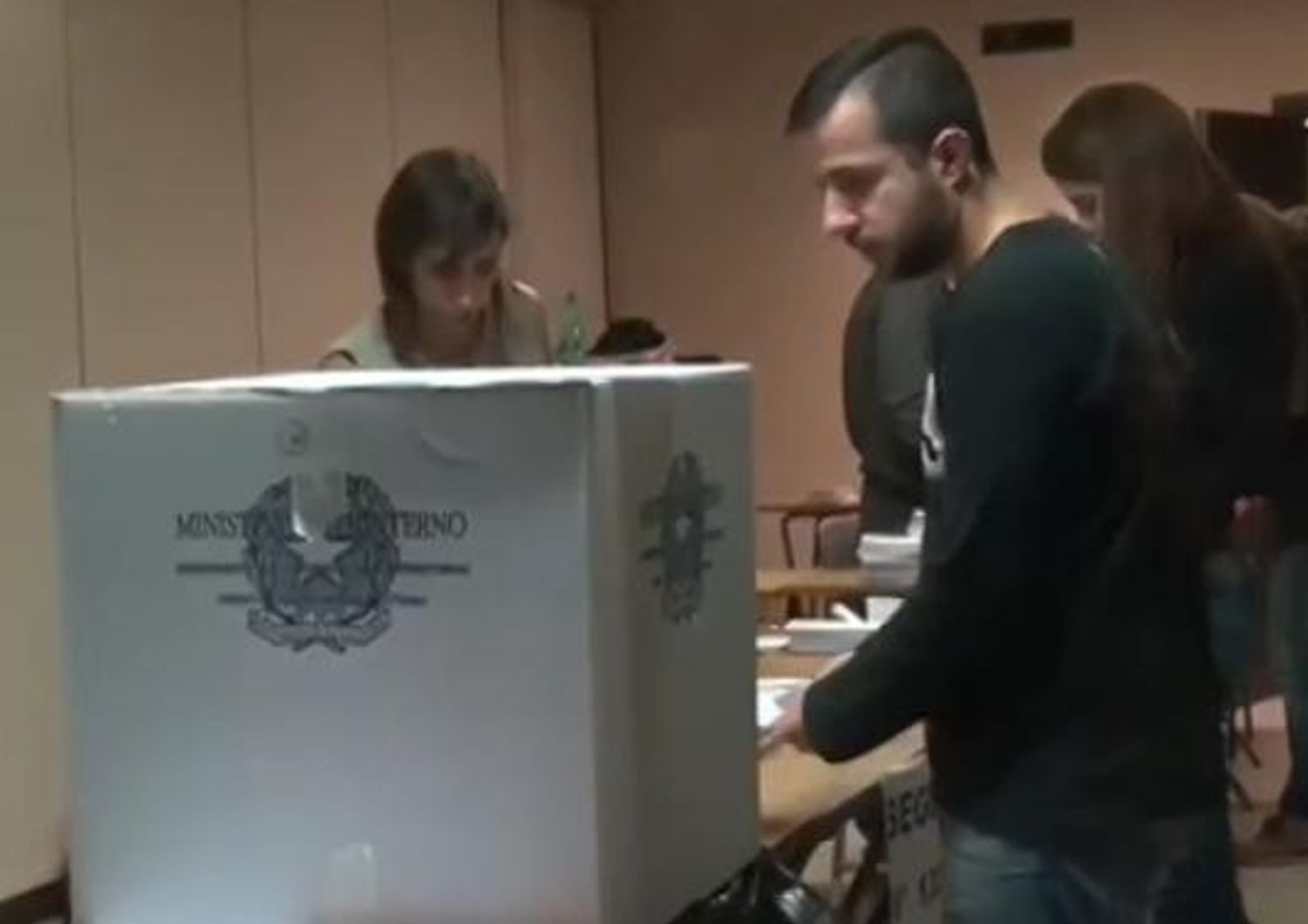 &nbsp;Referendum, le schede elettorali del voto dall'estero (Agf)