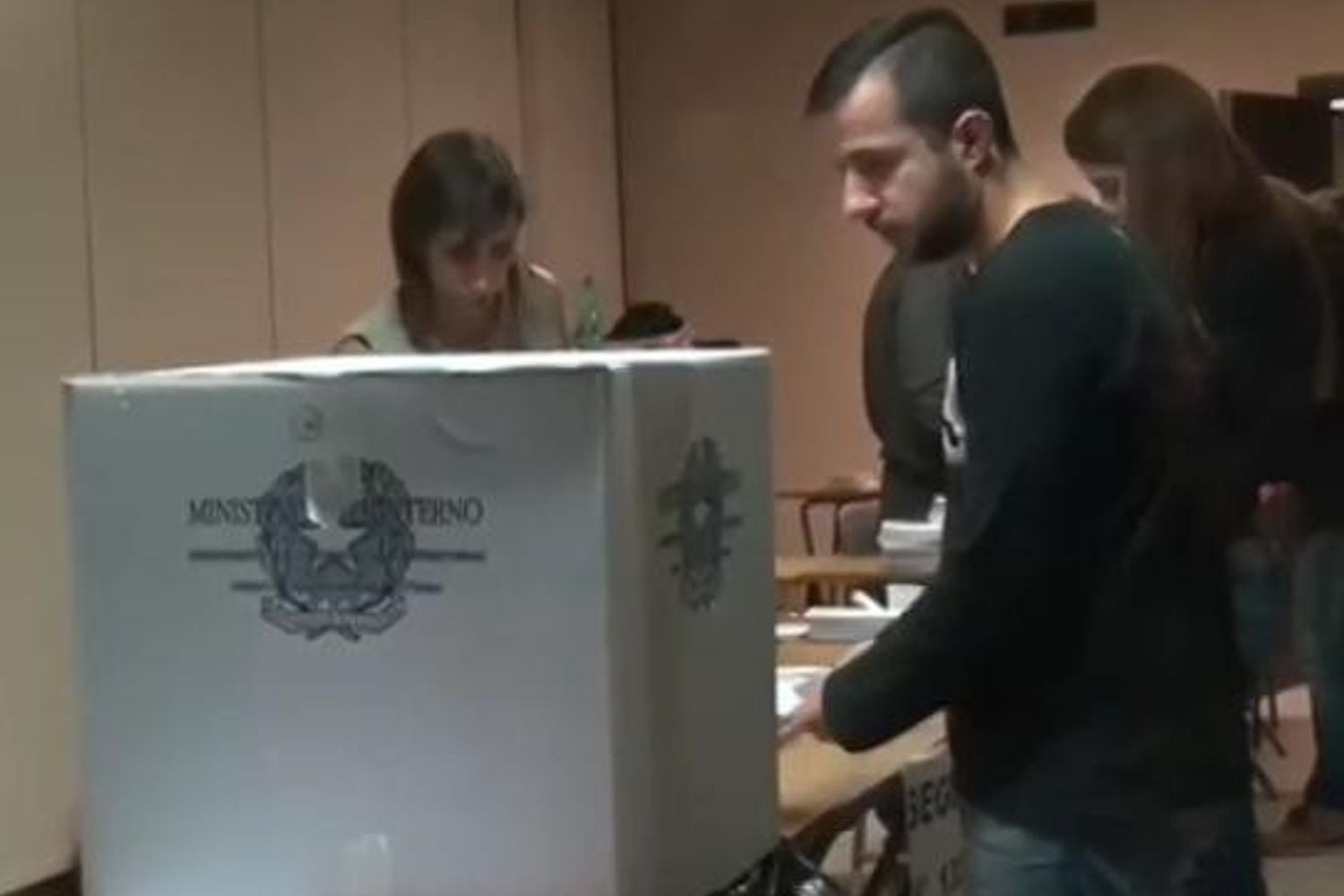 &nbsp;Referendum, le schede elettorali del voto dall'estero (Agf)