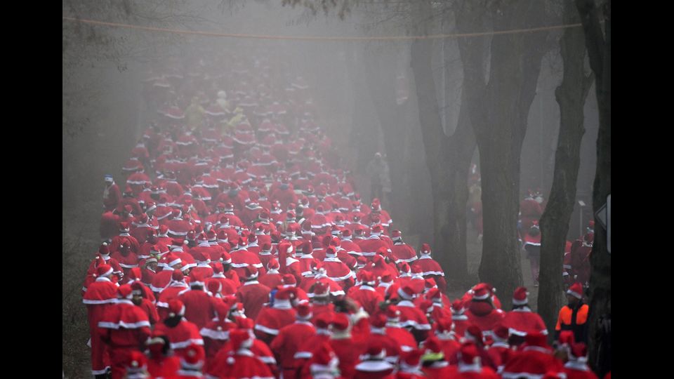 Migliaia di corridori in costume di Babbo Natale a Michendorf in Germania (Foto Afp)