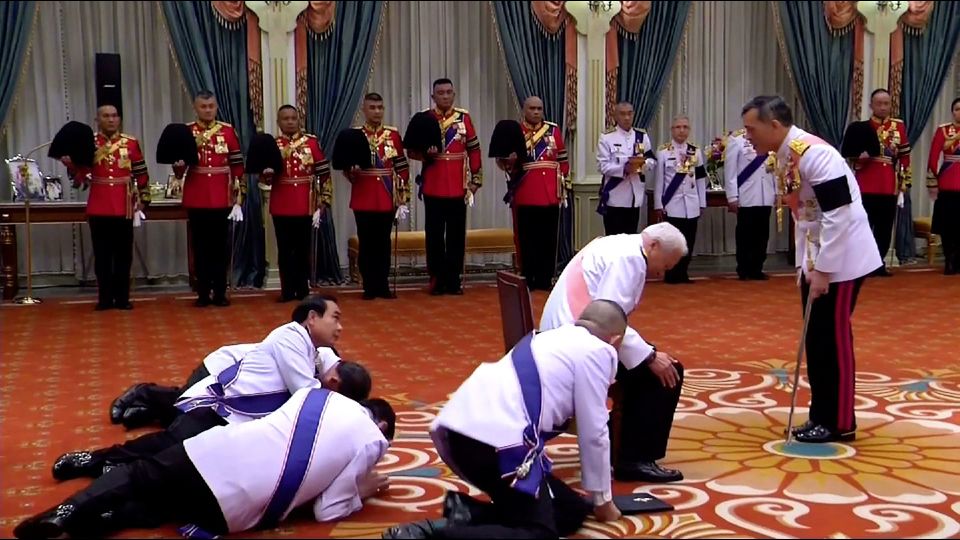 Thailandia, il presidente generale Prem Tinsulanonda (con la fascia rosa) si prostra davanti alla nomina del primo ministro Prayuth Chan-Ocha a nuovo monarca (Foto Afp) &nbsp;
