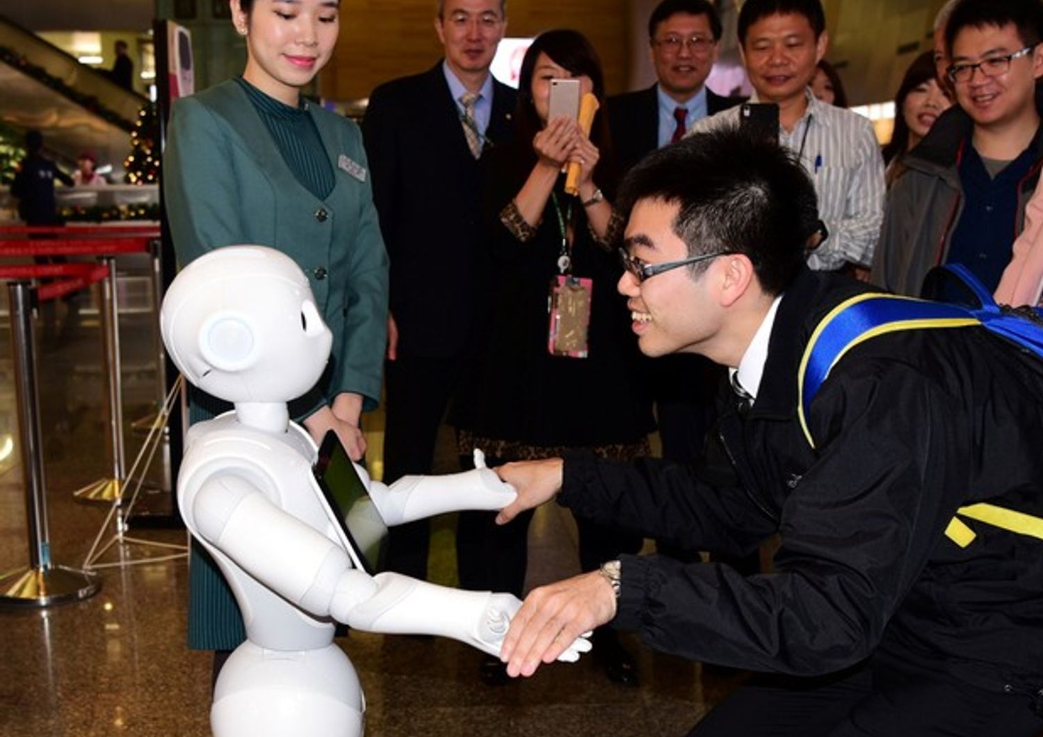 &nbsp;Taipei, il debutto del robot multifunzione all'aeroporto di Songshan. Il robot &egrave; in grado di dialogare con la gente fornendo svariate informazioni sui voli e sui servizi offerti dall'areoporto (Foto Afp)