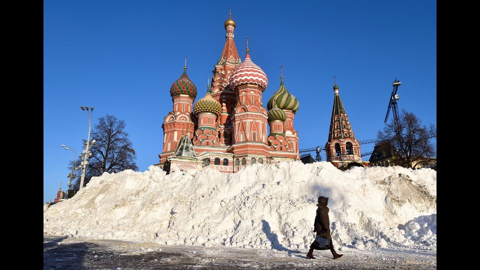 &nbsp;Mosca, la temperatura scende a -13&deg; e un cumulo di neve si deposita davanti alla cattedrale di San Basilio in Piazza Rossa (Foto Afp)