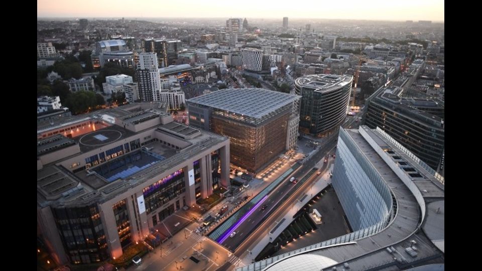 La sede del Consiglio&nbsp; europeo, apre finalmente le porte, nel quartiere europeo di Bruxelles a&nbsp;due passi dal Rond point Schuman.&nbsp;(Copyright: Philippe Samyn and Partners architects &amp; engineers - lead and design partner, Studio Valle Progettazioni architects, Buro Happold engineers - Colour compositions by Georges Meurant)