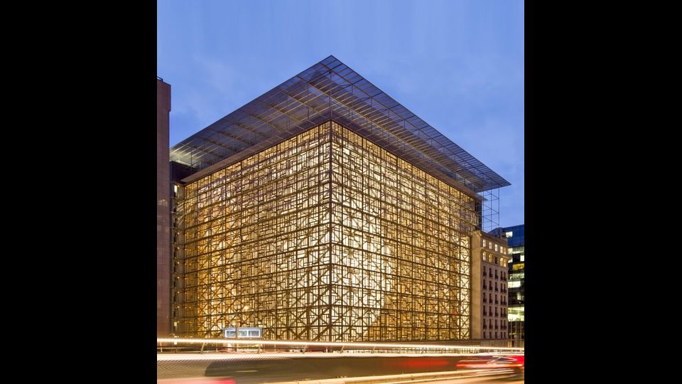 Il palazzo Europa, costato 321 milioni di euro, &egrave;&nbsp;un &quot;mix&quot; di antico e&nbsp;moderno, progettato dall&rsquo;architetto belga Philippe Samyn e realizzato in&nbsp;consorzio con l&rsquo;italiano Studio Valle Progettazioni e l&rsquo;inglese Buro&nbsp;Happold (Copyright: Philippe Samyn and Partners architects &amp; engineers - lead and design partner, Studio Valle Progettazioni architects, Buro Happold engineers - Colour compositions by Georges Meurant)