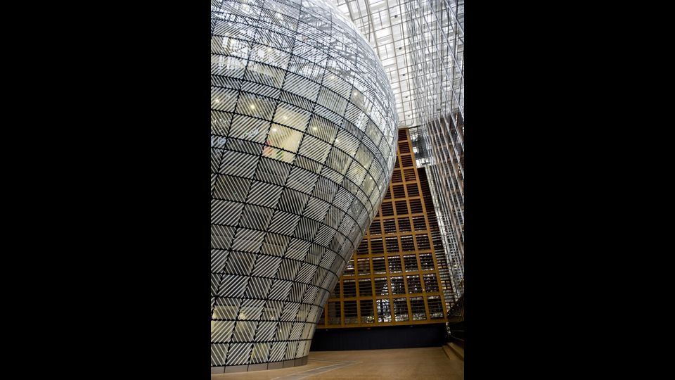 Il 60% degli spazi &egrave;&nbsp;di nuova costruzione, in particolare la&nbsp;grande lanterna centrale che ospita le ellittiche e coloratissime sale&nbsp;dei vertici (Copyright: Philippe Samyn and Partners architects &amp; engineers - lead and design partner, Studio Valle Progettazioni architects, Buro Happold engineers - Colour compositions by Georges Meurant)