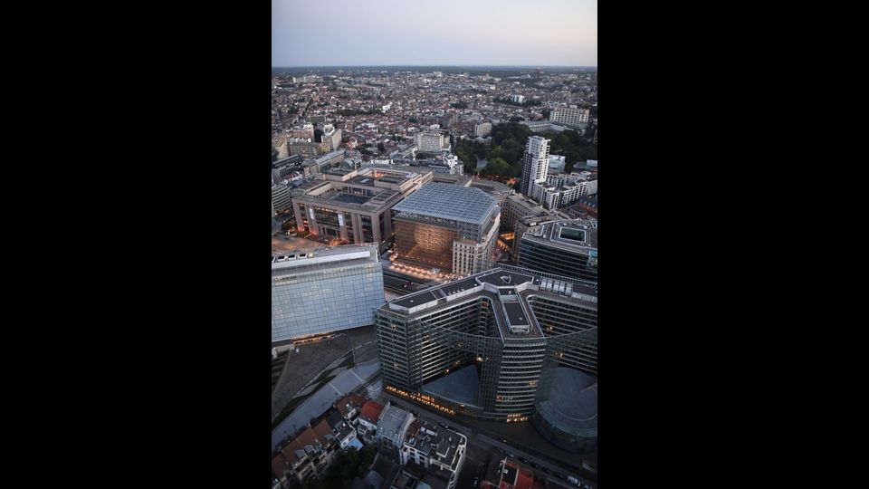 Una veduta dall'alto della nuova sede del Consiglio europeo (Copyright: Philippe Samyn and Partners architects &amp; engineers - lead and design partner, Studio Valle Progettazioni architects, Buro Happold engineers - Colour compositions by Georges Meurant)