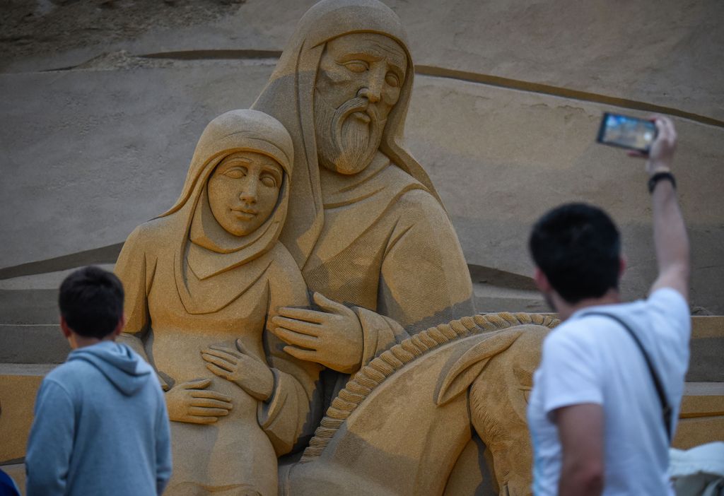 Il presepe di sabbia sulla spiaggia di Las Canteras alle Canarie costruito da artigiani che utilizzano pi&ugrave; di 2000 tonnellate di sabbia (Afp)