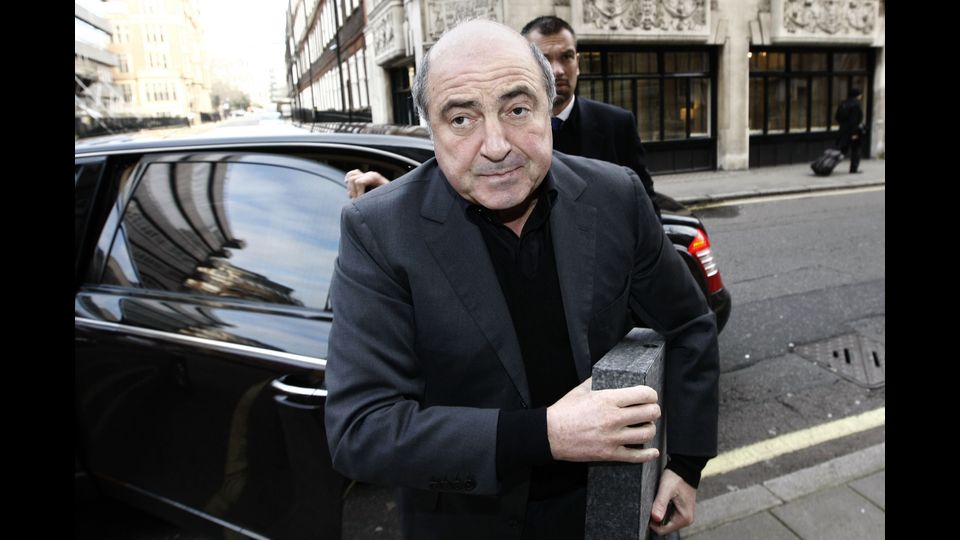 La Russia riconquista una parvenza di democrazia, se non altro formale, ma il caos &egrave;&nbsp;enorme. L&rsquo;economia del Paese &egrave; allo sbando, l'inflazione altissima, le finanze pubbliche &nbsp;allo sfascio. Eltsin promuove una 'terapia schock fatta di privatizzazioni e&nbsp;liberalizzazioni. E' l'era degli oligarchi. La Russia si trasforma in un Far West, interi&nbsp;pezzi dello stato vengono svenduti, nascono enormi gruppi finanziari che spaziano dal gas al &nbsp;petrolio, in mani a pochissimi. Ma l'ascesa e il declino di molti di loro spesso &egrave; la trama&nbsp;di un romanzo russo dell'800. E' il caso di Boris Berezovskij, diventato multimiliardario grazie agli&nbsp;appoggi dell'entourage di Eltsin, poi fuggito dalla Russia per dissidi con il regime e&nbsp;ritrovato misteriosamente morto a Londra, nella sua casa di Ascot, nel marzo del 2013 (foto Afp)