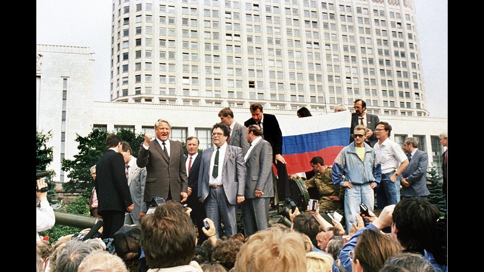 A Mosca gli apparati dello Stato resistono. Nell'agosto del 1991 esponenti di spicco del&nbsp;PCUS, del governo e delle forze armate, scendono in piazza per rovesciare Gorbaciov e&nbsp;riprendere il potere. Ma il tentativo di putch fallisce in poco tempo. Il futuro leader&nbsp;Boris Eltsin guida la resistenza (nella foto Eltsin in piedi su un carro armato davanti al&nbsp;Parlamento) e scalza di fatto Gorbaciov che lascia la carica di segretario del Pcus. La sera&nbsp;del 25 dicembre 1991 rassegner&agrave; le dimissioni anche da presidente dell'Urss. Il giorno dopo&nbsp;la bandiera rossa con la falce e martello viene ammainata per l'ultima volta dal Cremlino (foto Afp)