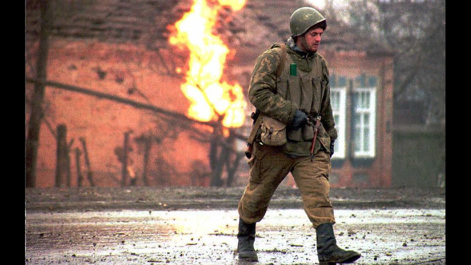 La fine dell'Urss porta con s&eacute; non solo indipendenza e liberta', ma anche conflitti&nbsp;violentissimi. Tra il '94 e il 1996 si combatte la prima guerra cecena, uno dei conflitti&nbsp;pi&ugrave; sanguinosi della recente storia della Russia. Grozny, la capitale del piccolo stato ex&nbsp;sovietico, viene letteralmente rasa al suolo dalle truppe russe in quello che viene &nbsp;considerato il pi&ugrave; pesante bombardamento in Europa dai tempi della distruzione di Dresda&nbsp;durante la II Guerra mondiale. Una seconda fase del conflitto per la riconquista del&nbsp;territorio conquistato dai separatisti si combatter&agrave; a partire dall'agosto del 1999. Nella &nbsp;foto Grozny durante l'assedio russo nel '94 (foto Afp)
