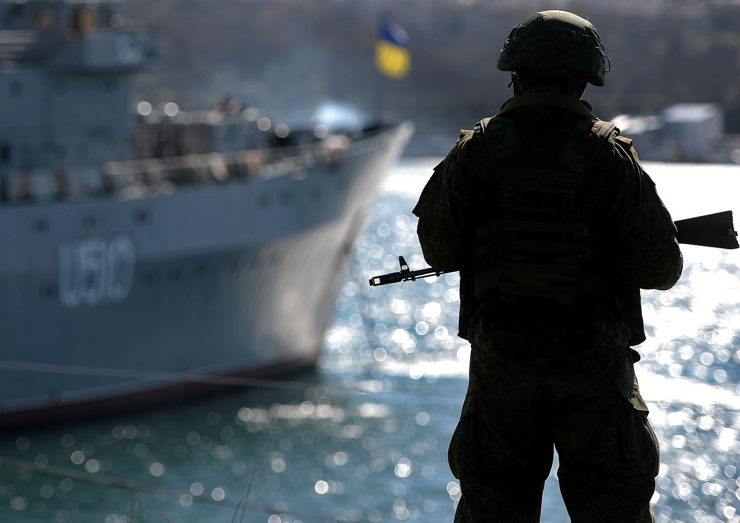 Un&nbsp;soldato russo nel porto di Sebastopoli a marzo del 2014 (foto Afp)