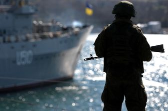 Un&nbsp;soldato russo nel porto di Sebastopoli a marzo del 2014 (foto Afp)