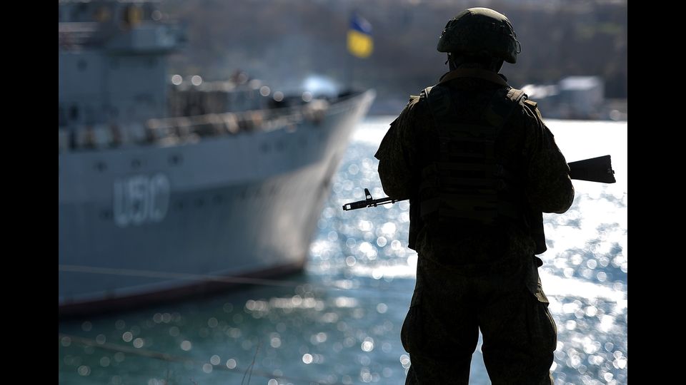 La volont&agrave; di Putin di riportare Mosca ai fasti di un tempo e il fastidio crescente per la&nbsp;politica Usa che ha allargato i confini della Nato fino all'estremo 'Limes' dell'Europa&nbsp;orientale sono tra le cause dello scoppio della crisi ucraina e dell'annessione della Crimea&nbsp;da parte del Cremlino. La crisi ucraina viene considerato la piu' pericolosa dalla fine&nbsp;della Guerra fredda. Le tensioni tra Russia e Usa sono ai massimi storici. Nella foto un&nbsp;soldato russo nel porto di Sebastopoli a marzo del 2014 (foto Afp)