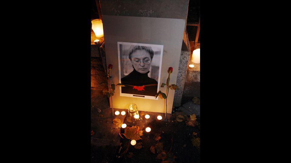 La mano di Putin sul suo paese &egrave; forte. L'esercizio del potere e' autoritario e poco&nbsp;democratico. La libert&agrave; di opinione e di stampa sono spesso considerati un fastidio se non&nbsp;un vero e proprio sabotaggio. Molti giornalisti perdono il lavoro, addirittura la vita. Il 7 ottobre del 2006 la giornalista del quotidiano liberal Novaja Gazeta, Anna Politkovskaja,&nbsp;oppositrice di Putin e non gradita al governo a causa dei suoi reportage dalla Cecenia,&nbsp;viene assassinata nell'ascensore del suo palazzo di Mosca. Le circostanze della sua morte&nbsp;sono ancora da chiarire (foto Afp)