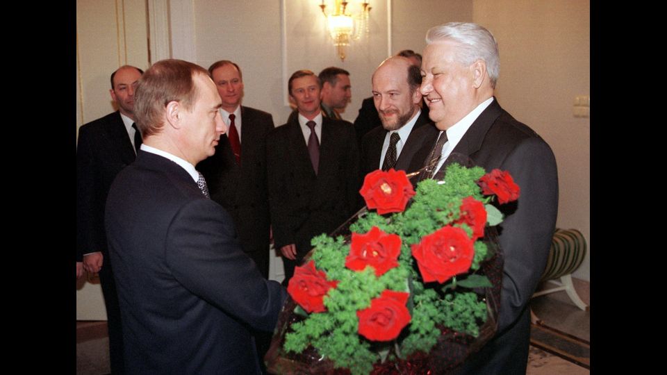 L'era Eltsin dura quasi un decennio ed &egrave; caratterizzata da un profondo scontro&nbsp;politico, economico e sociale. La societ&agrave; russa &egrave; dilaniata, il prestigio di un tempo, perduto. Eltsin appare pochissimo in pubblico, talvolta ubriaco. Il vuoto di potere sembra&nbsp;ingestibile e la guerra tra clan per la conquista del potere e' senza quartiere. Il 31&nbsp;dicembre il capo del Cremlino si dimette, lasciando il posto a Vladimir Putin. Inizia un'epoca nuova per la Russia. L'ex agente dal Kgb restituisce al paese l'orgoglio perduto e un posto&nbsp;d'onore nel parterre delle grandi potenze (foto Afp)