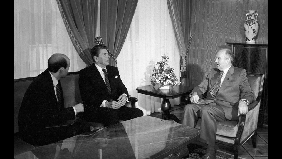 A cura di Massimo MaugeriIn un pomeriggio d'inverno di 25 anni fa l'Unione delle Repubbliche Socialiste Sovietiche scompare dagli atlanti del mondo e dalla storia. La potenza a capo di uno dei due schieramenti del mondo bipolare cessa di esistere formalmente l'8 dicembre del 1991. Nasce la Csi, la comunita' degli stati Indipendenti. E' la conseguenza dell'ascesa al potere di &nbsp;Michail Gorbaciov, che nella primavera del 1985 diventa segretario generale del PCUS . Glasnost (trasparenza) e perestroika (ricostruzione) sono le parole d'ordine con cui Gorbaciov intende riformare il socialismo sovietico. Ma il sistema non regge. Sei anni dopo l'Urss si sgretola per sempre. Nella foto il primo incontro a Ginevra con il presidente Usa, Ronald Reagan nel novembre del 1985 (foto Afp)&nbsp;&nbsp;