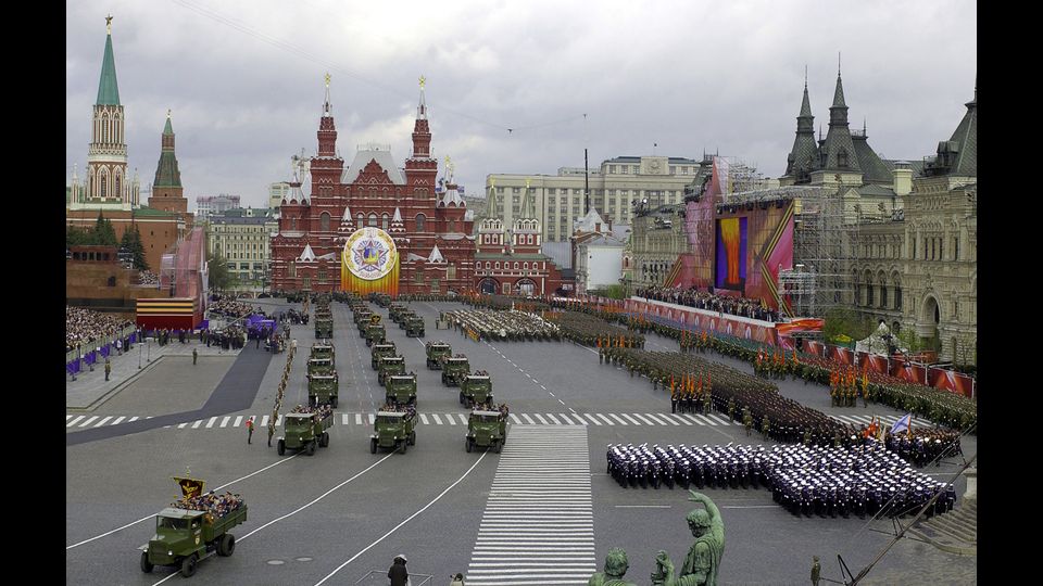 Il 9 maggio del 2005, sessantesimo anniversario della vittoria sulla Germania nella II&nbsp;Guerra mondiale, quella che i russi chiamano 'Grande Guerra Patriottica', Putin trasforma&nbsp;Mosca in una citta' imperiale. I grandi viali della capitale sono pavesati di bandiere&nbsp;rosse, i veterani sfilano con le divise dell'epoca, il Cremlino e il Teatro Bolscioi sono&nbsp;avvolti in giganteschi drappi rossi con la falce e il martello. E' il primo segno di&nbsp;'grandeur' che il nuovo capo della Russia vuole dare all'estero per impressionare i leader del mondo presenti a Mosca (foto Afp)