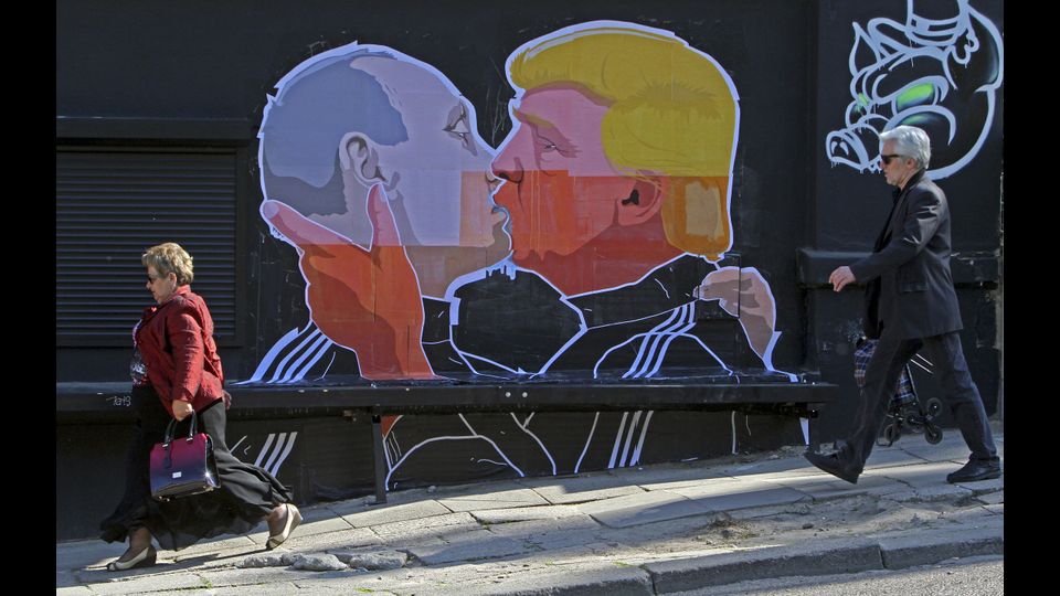 Ma l'elezione di Donald Trump alla Casa Bianca potrebbe segnare un passaggio chiave nelle&nbsp;relazioni tra Mosca e Washington. Il prossimo presidente &egrave; considerato pi&ugrave; disposto al&nbsp;confronto con Il Cremlino e ha espresso in campagna elettorale posizioni molto meno&nbsp;atlantiste rispetto ai suoi predecessori. Venticinque anni dopo la fine dell'Urss, la storia&nbsp;potrebbe ricominciare da qui. Nella foto il bacio tra Trump e Putin in un murale di Vilnius&nbsp;in Lituania (foto Afp)&nbsp;