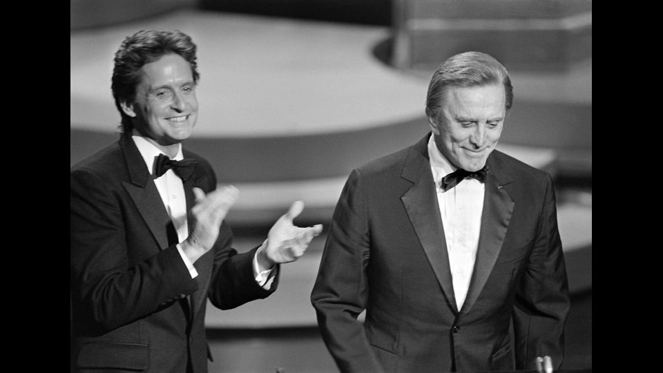 Michael Douglas applaude il padre durante la serata degli Oscar, il 25 marzo 1985 a Hollywood, California&nbsp;(Afp)