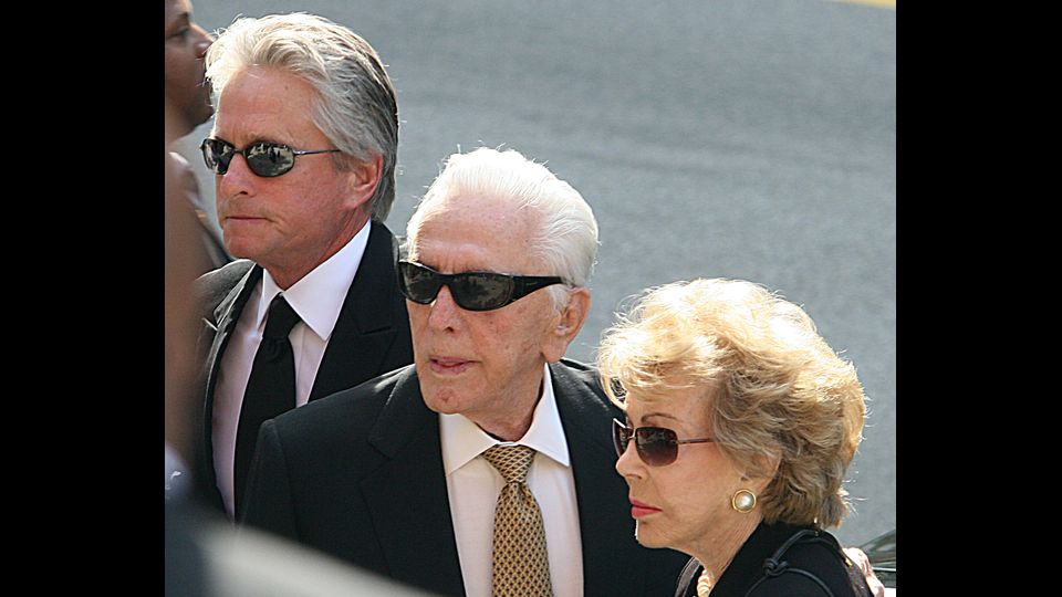 Il leggendario attore, insieme al figlio e alla moglie, arriva alla Cattedrale di San Matteo Apostolo per il funerale di Jack Valenti a Washington, DC. Valenti, che che ha servito l'amministrazione Kennedy &egrave; stato anche il presidente della Motion Picture Association of America, &egrave; morto 26 aprile (Afp)